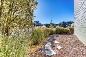 Property grounds - Gorgeous riverfront rental with excellent views & large private deck (Florence)