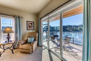 Living area - Gorgeous riverfront rental with excellent views & large private deck (Florence)