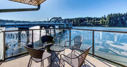 Gorgeous riverfront rental with excellent views & large private deck
