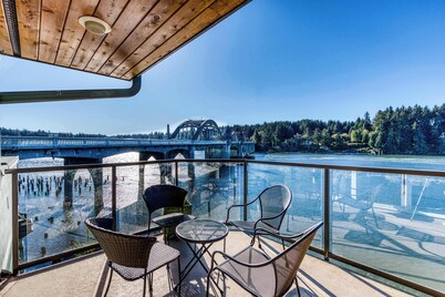 Gorgeous riverfront rental with excellent views & large private deck