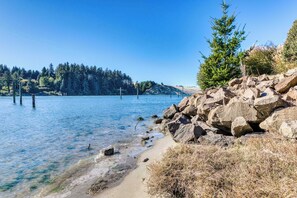 Beach - Gorgeous riverfront rental with excellent views & large private deck (Florence)