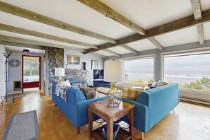 TV, fireplace, DVD player, stereo - Oceanfront Home with Stunning Views & Private Beach Access - Dogs OK (Seal Rock)