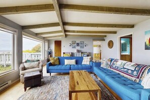 TV, fireplace, DVD player, stereo - Oceanfront Home with Stunning Views & Private Beach Access - Dogs OK (Seal Rock)