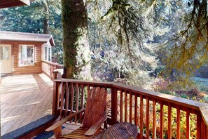 Terrace/patio - Tree-lined cabin with studio & gorgeous decks, just up from Whaleshead Beach (Brookings)