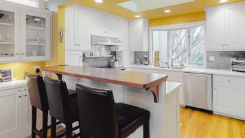 Fridge, microwave, stovetop, dishwasher