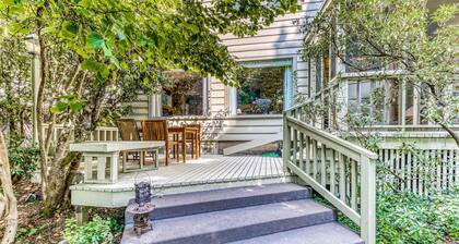 Classic, Dog-Friendly Home with Free WiFi, a washer&dryer, & Enclosed Backyard