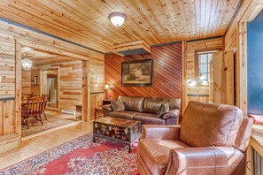 TV, DVD player, offices - Private cabin with hot tub & wood stove, near Mt Hood (Rhododendron)