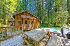 Outdoor dining - Private cabin with hot tub & wood stove, near Mt Hood (Rhododendron)