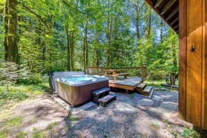 Outdoor spa tub - Private cabin with hot tub & wood stove, near Mt Hood (Rhododendron)