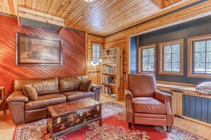 TV, DVD player, offices - Private cabin with hot tub & wood stove, near Mt Hood (Rhododendron)