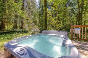 Outdoor spa tub - Private cabin with hot tub & wood stove, near Mt Hood (Rhododendron)