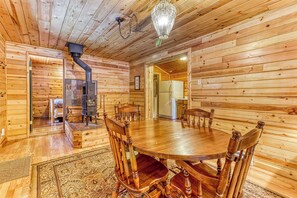 Dining - Private cabin with hot tub & wood stove, near Mt Hood (Rhododendron)