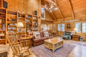 Living area - Historic Waterfront Cabin with Hot Tub & Salmon River Access - Dog-Friendly (Welches)