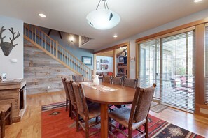 Dining - 44 Freemont Crossing - Rustic-Chic Retreat with Deck, Hot Tub & Bikes (Sunriver)
