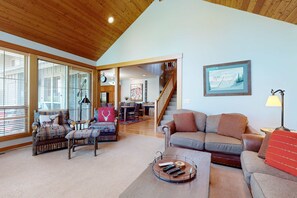 TV, fireplace, DVD player, offices - 44 Freemont Crossing - Rustic-Chic Retreat with Deck, Hot Tub & Bikes (Sunriver)