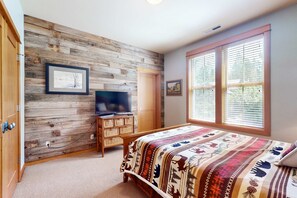 3 bedrooms, iron/ironing board, WiFi, bed sheets - 44 Freemont Crossing - Rustic-Chic Retreat with Deck, Hot Tub & Bikes (Sunriver)