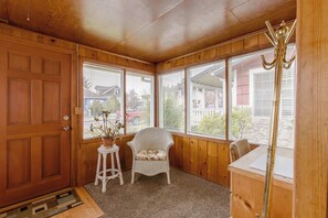 Interior - Walkable cottage with sun porch, full kitchen - near beach & town (Seaside)