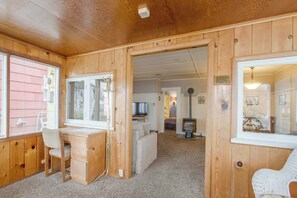 Interior - Walkable cottage with sun porch, full kitchen - near beach & town (Seaside)
