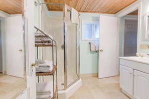 Shower, hair dryer, towels - Walkable cottage with sun porch, full kitchen - near beach & town (Seaside)
