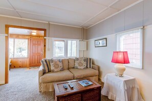 TV, fireplace, DVD player, offices - Walkable cottage with sun porch, full kitchen - near beach & town (Seaside)