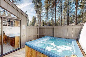 Terrace/patio - Sunriver Condo with Private Hot Tub, WiFi, (Sunriver)