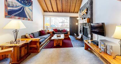 Sunriver Condo with Private Hot Tub, WiFi,