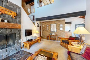 TV, fireplace, DVD player - Sunriver Condo with Private Hot Tub, WiFi, (Sunriver)