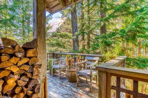 Terrace/patio - Gorgeous custom-built chalet with fireplace & home office - walk to ski & hiking (Government Camp)
