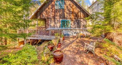 Gorgeous custom-built chalet with fireplace & home office - walk to ski & hiking