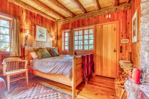 3 bedrooms, desk, WiFi, bed sheets - Gorgeous custom-built chalet with fireplace & home office - walk to ski & hiking (Government Camp)