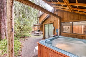 Outdoor spa tub - Spacious Mt Hood lodge with shared pool, private backyard and private hot tub (Rhododendron)