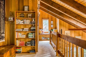 Interior - Spacious Mt Hood lodge with shared pool, private backyard and private hot tub (Rhododendron)