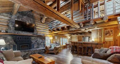 Cozy Cabin with Great Outdoor Space, Fireplace, & Free WiFi - Near Sandy River