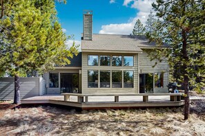 Exterior - Spacious Sunriver home with private hot tub & SHARC passes (Sunriver)