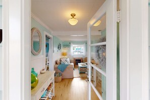 Interior - Charming home near beach with fast WiFi & whimsical interior - close to beach (Long Beach)