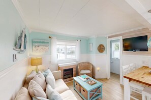 TV, offices - Charming home near beach with fast WiFi & whimsical interior - close to beach (Long Beach)