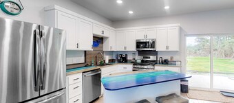 Modern, Dog-Friendly Home with a Full Kitchen, washer&dryer, Furnished Patio