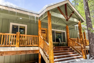 Dog-Friendly Sunriver Home with Fireplace, Deck & Central AC