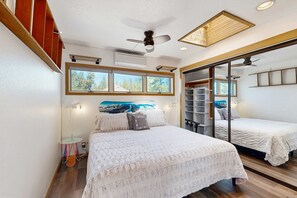 3 bedrooms, desk, iron/ironing board, travel cot - Multi-level home with private hot tub, decks, and SHARC passes provided (Sunriver)