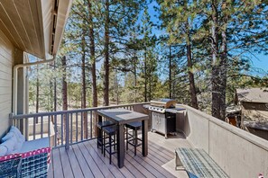 Outdoor dining - Multi-level home with private hot tub, decks, and SHARC passes provided (Sunriver)