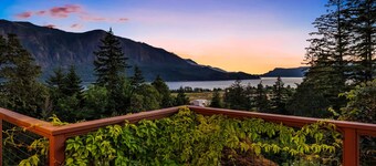 Luxurious home with breathtaking views of the Columbia River