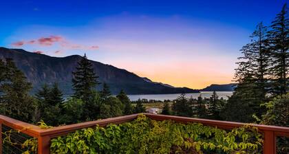Luxurious home with breathtaking views of the Columbia River