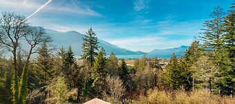 Luxurious home with breathtaking views of the Columbia River