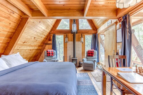 Intimate dog-friendly retreat with free WiFi, wood stove, & gas grill