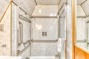 Shower, hair dryer, towels - Intimate dog-friendly retreat with free WiFi, wood stove, & gas grill (Welches)