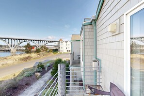 Property grounds - Beautiful Bayfront Townhouse with Amazing Bridge Views, Next to the State Park (Newport)