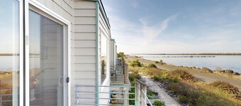 Beautiful Bayfront Townhouse with Amazing Bridge Views, Next to the State Park