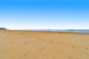På stranden
