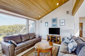 TV, DVD player, offices - Spacious oceanfront home with free WiFi, and wrap-around deck (South Beach)