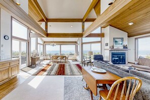 TV, DVD player, offices - Spacious oceanfront home with free WiFi, and wrap-around deck (South Beach)